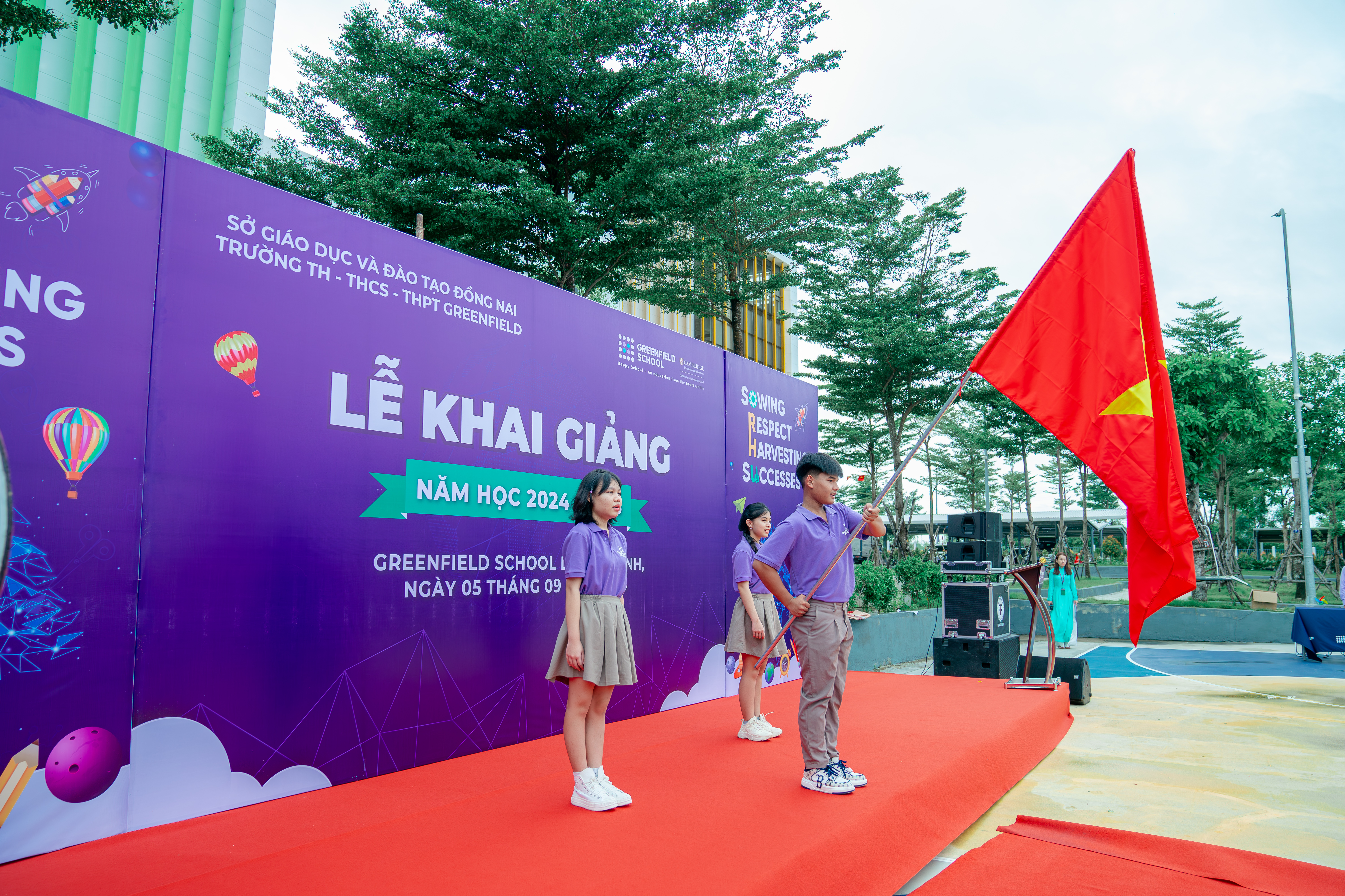 Nghi thức chào cờ tại Lễ khai giảng Greenfield School